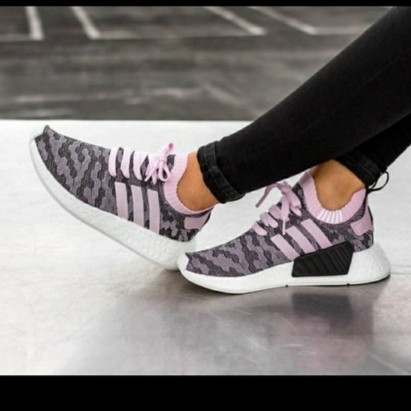 nmd r2 pink black
